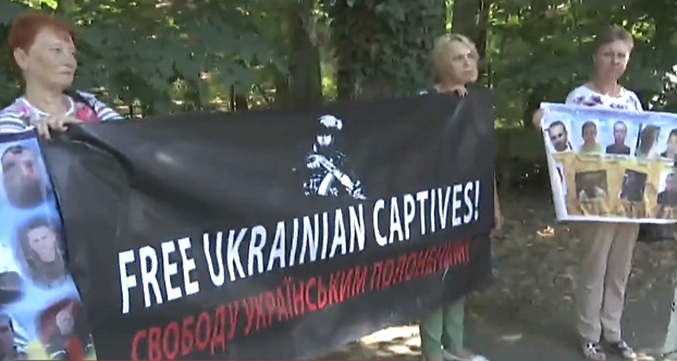 Родственники украинских политзаключенных и пленных пикетируют место встречи членов «Нормандской четверки»