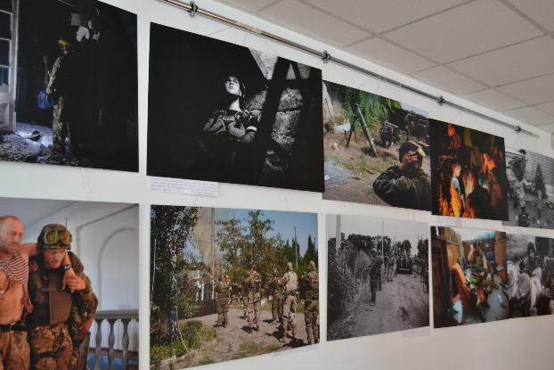 В Краматорске проходит выставка фотографий в честь погибших патриотов 