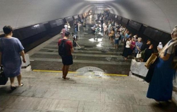 Метро в Харькове затопило водой