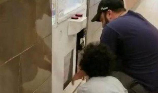 В США мужчина ограбил игровой автомат при помощи маленького ребенка