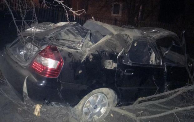 В Покровском районе два парня и девушка попали в аварию поздней ночью