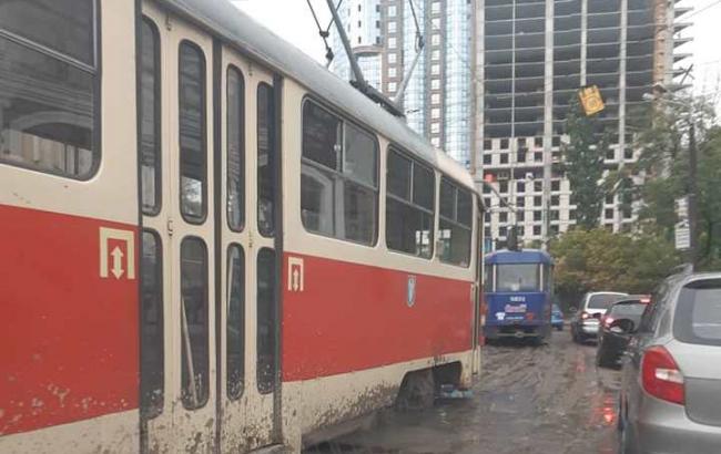 В Киеве из-за ливня ограничено движение общественного транспорта