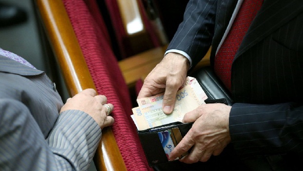 Украинцы хотят урезать зарплаты нардепов до минимальной