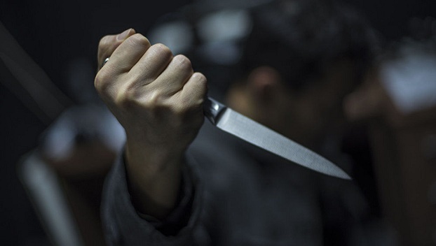 В Мариуполе мужчина с ножом покалечил троих человек