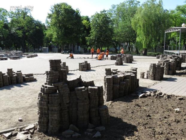 Реконструкция Мариуполя: часть сквера на День города будет закрыта