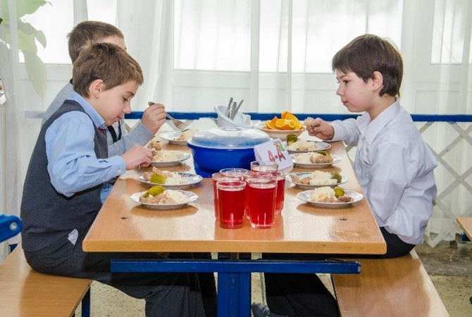 В Днепре закрыли на карантин школу, где в столовой отравились 18 детей