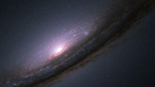 Астрономам удалось сделать фото галактики и ее темной материи 