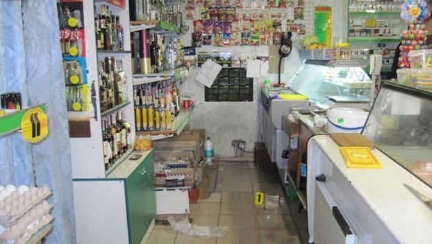 В Доброполье парень в маске ворвался с пистолетом в магазин для ограбления