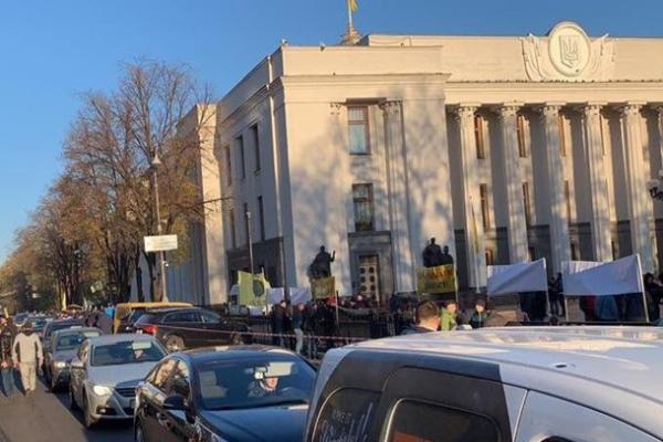 «Евробляхеры» блокируют правительственный квартал в Киеве