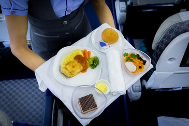 Эксперт назвал 5 авиакомпаний с лучшей едой на борту
