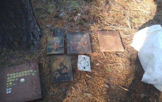 В Харьковской области мужчина украл девять икон из храма