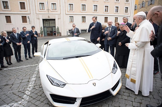 Lamborghini Папы Римского продали на аукционе и разыграют в благотворительной лотерее