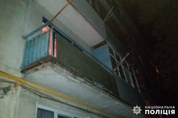 В Лисичанске 11-летний мальчик выпал с балкона, пока его мать употребляла спиртное