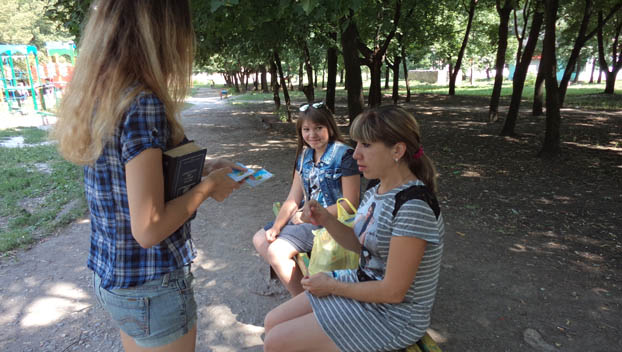 В Мирнограде прошел флешмоб в поддержку чтения