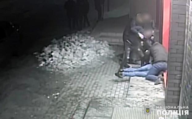 В Покровске трое пьяных парней избили шахтера 