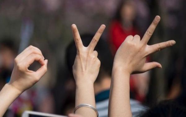 Украинские школы получат азбуки жестового языка