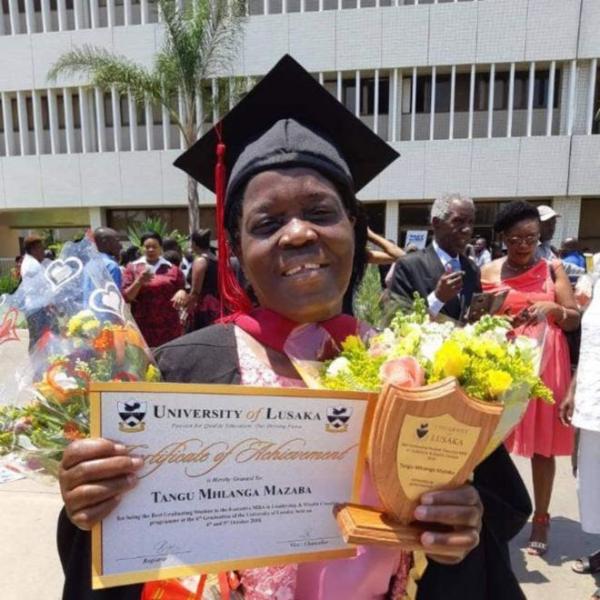 Жительница Замбии закончила университет в 73 года