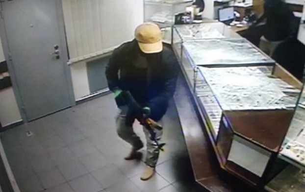 Опубликованы фото и видео ограбления ювелирного магазина в столице