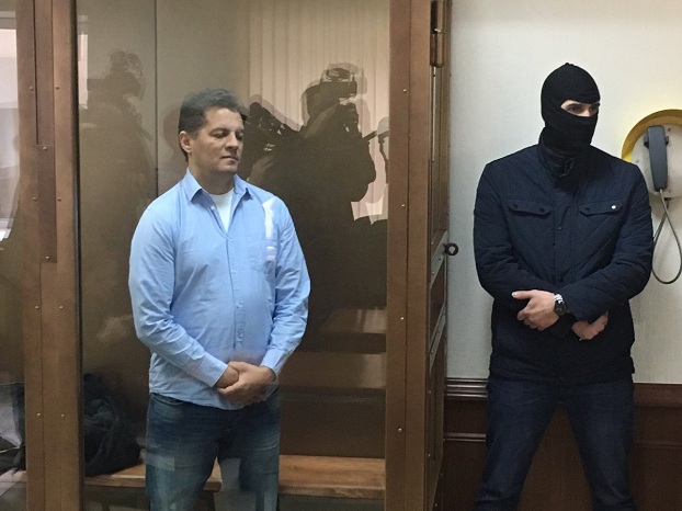 Московский суд приговорил украинского журналиста Романа Сущенко к 12 годам колонии