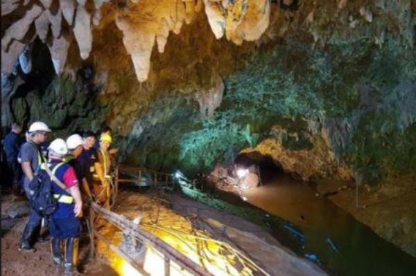 В Таиланде из пещеры спасли всех детей вместе с тренером