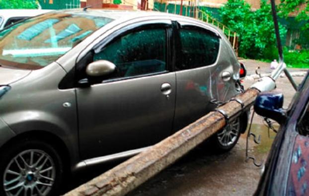 В Краматорске подгнивший столб рухнул на автомобиль