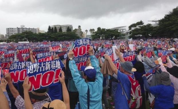 В Японии прошла 70-тысячная акция за вывод американских военных с острова