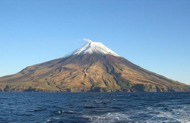 «Разбушевался»: вулкан на Курильских островах выбросил четырехкилометровый столб пепла