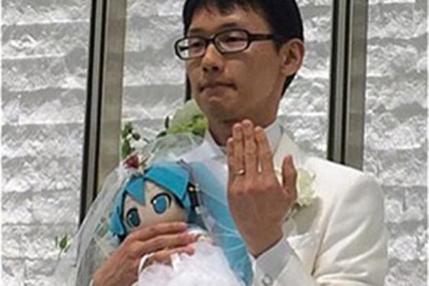 Японец женился на голограмме