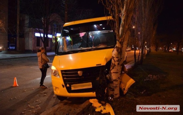 В Николаеве водитель маршрутки потерял сознание за рулем, пострадали люди