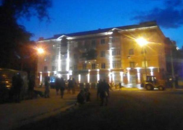 Реконструкция Театральной площади Мариуполя: на исторических зданиях появляется подсветка