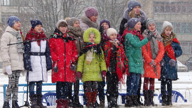 На новогодней ярмарке в Дружковке зрителей развлекали гоголевские персонажи