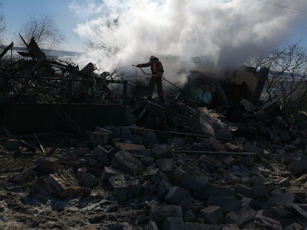 В результате попадания взрывоопасного предмета был уничтожен дом в Новолуганском