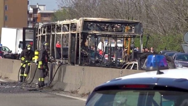 В Италии водитель украл автобус с десятками детей и поджег его