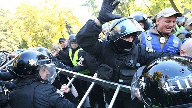 Радикалы попытались снести памятник Ватутину в Киеве