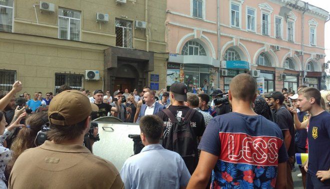 В Харькове активисты бросили заместителя Кернеса в мусорный бак