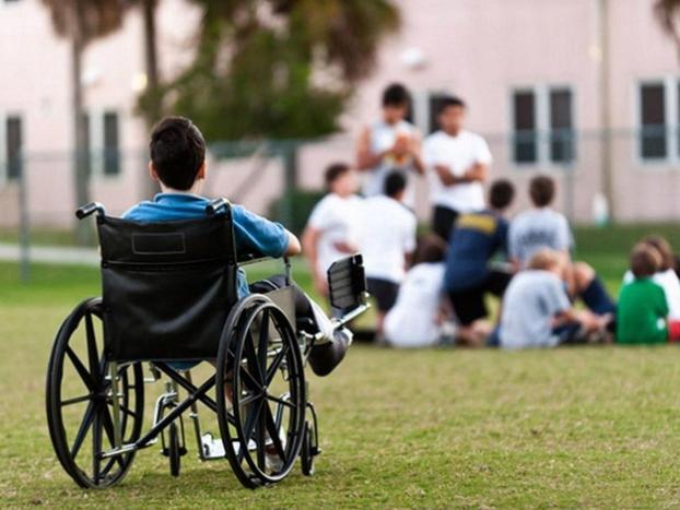 Кабмин предлагает «продлить детство» детям-инвалидам