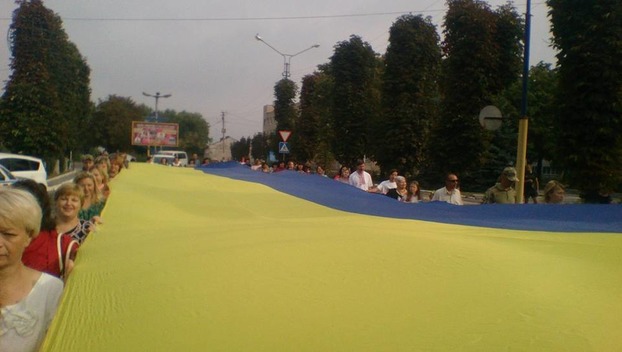 В Мирнограде пронесли гигантский флаг по улицам города