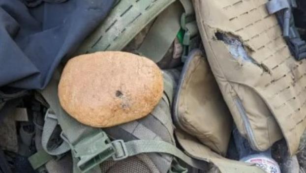 Куля застрягла в хлібі: Фото закривавленого спорядження бійців ЗСУ під Бахмутом