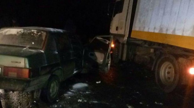 В Славянском районе в ДТП столкнулись грузовик и легковушка