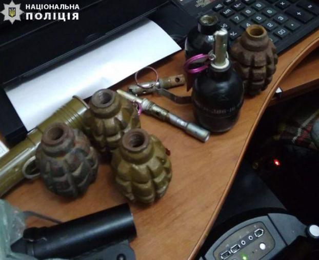 В Мариуполе мужчина хранил в квартире гранаты
