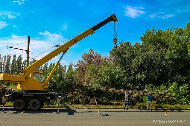 Демонтаж трамвайных рельсов в Константиновке: куда их увозят, и кто это делает