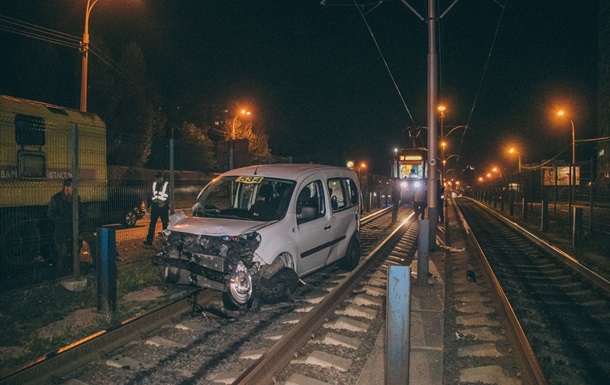 В Киеве таксист с пассажиром врезался в маршрутку