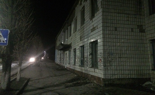 Власти Мирнограда пообещали обезопасить проход у аварийного здания ИВЦ