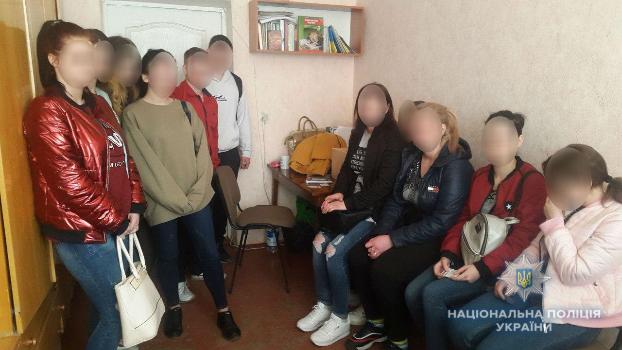 В Краматорске подростки понесут наказание за курение в запрещенном месте 