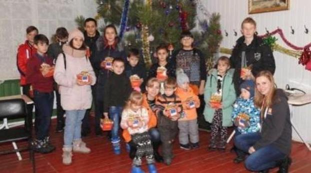 Норвежская организация вручила новогодние подарки детям переселенцев на Луганщине