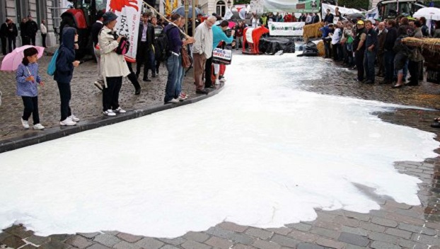 Протест в Италии: фермеры уничтожили десятки литров молока