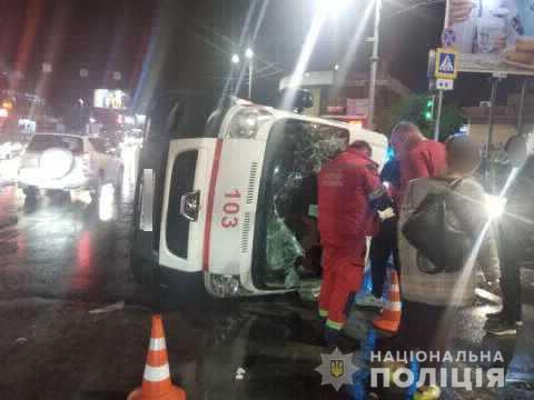 В Харькове «Nissan» не пропустил «скорую» и протаранил медиков, трое пострадавших