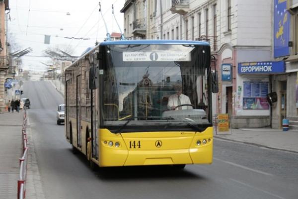 В Тернополе водители маршруток отказались работать из-за снижения тарифов