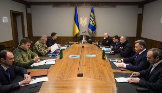 Чем грозит украинцам введение военного положения в стране