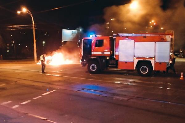 В Киеве дотла сгорело авто